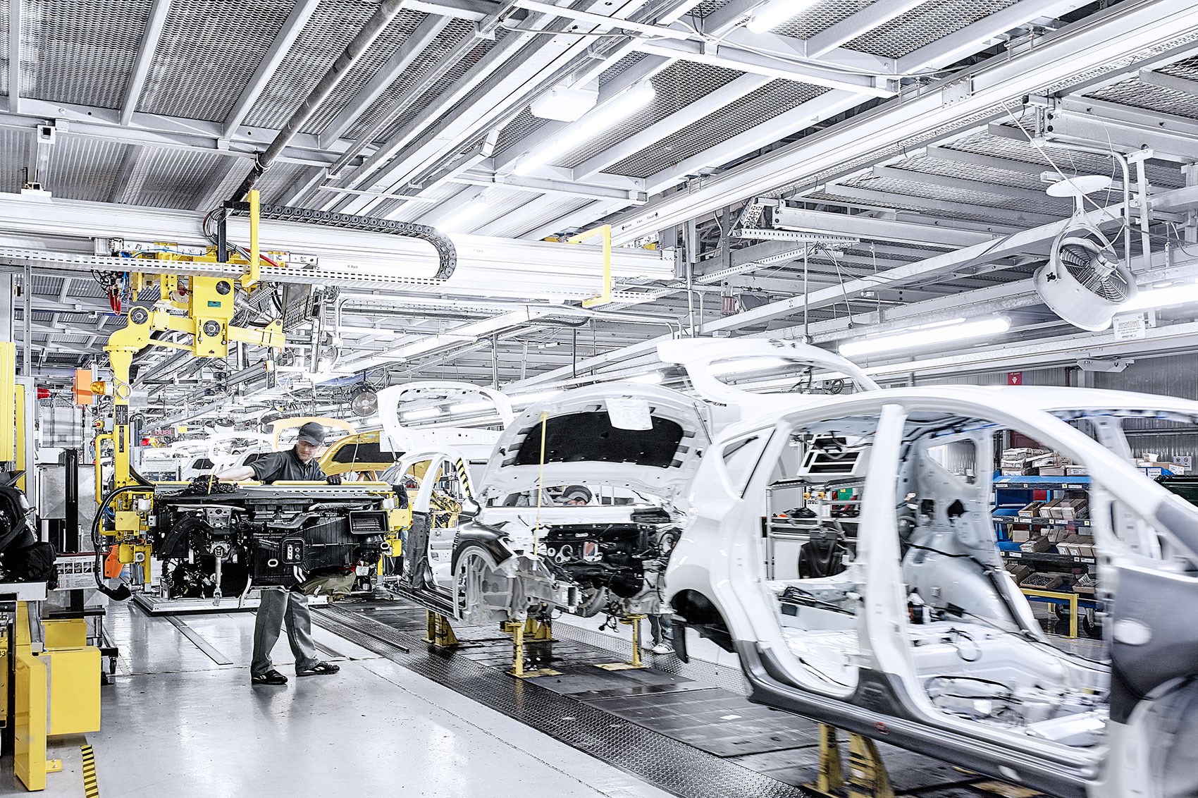 Car supplies worsen as Ukraine crisis closes German plants